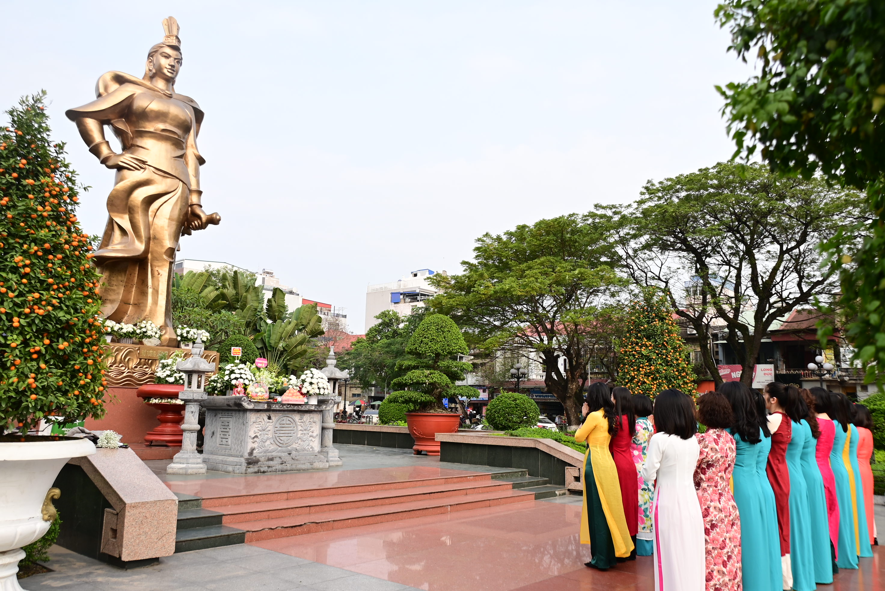 Hội phụ nữ Phòng An ninh kinh tế -CATP: Dâng hương tưởng niệm nữ tướng Lê Chân